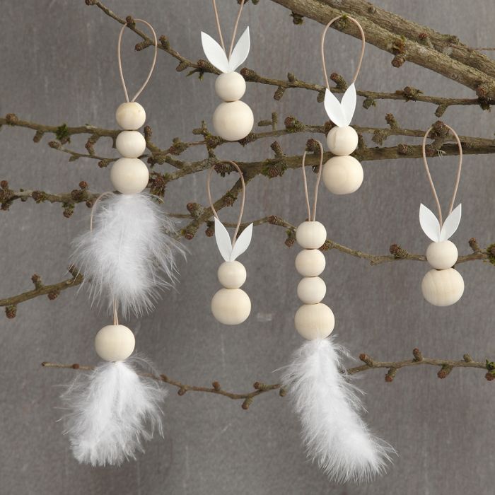 Décorations suspendues avec des lapins, des plumes et des perles en bois