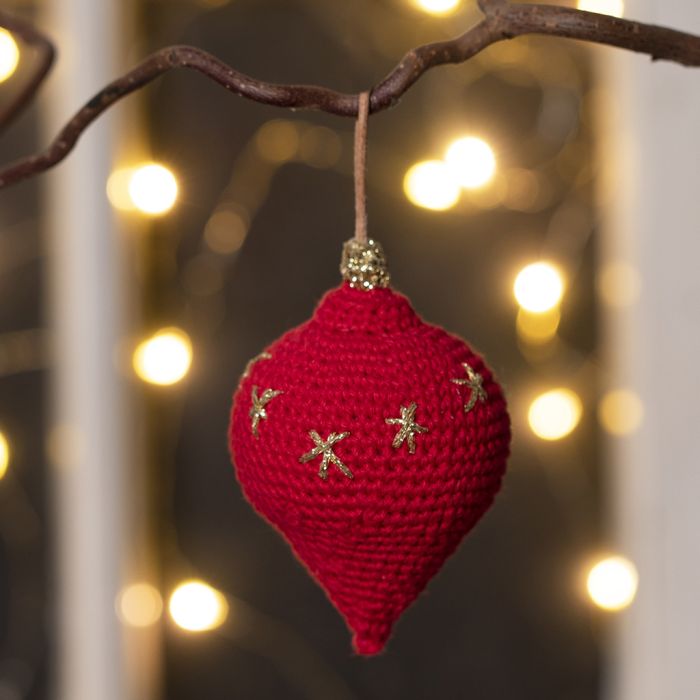 Une décoration de Noël en forme de goutte d’eau, crochetée avec du fil de coton