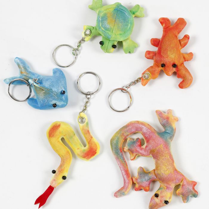 Des bestioles en tissu décorées avec de la peinture au doigt