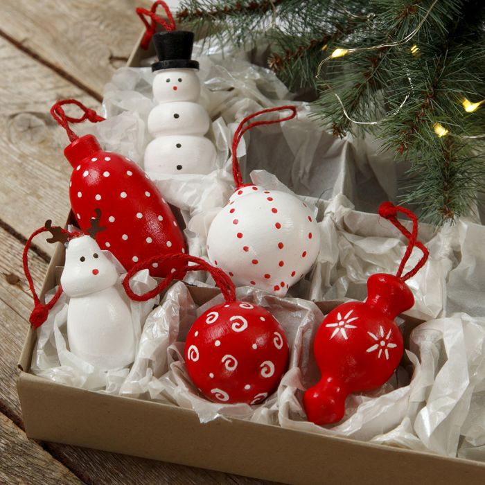 Figurines en bois et boules de Noël en bois à suspendre décorées avec de la peinture de loisirs créatifs.