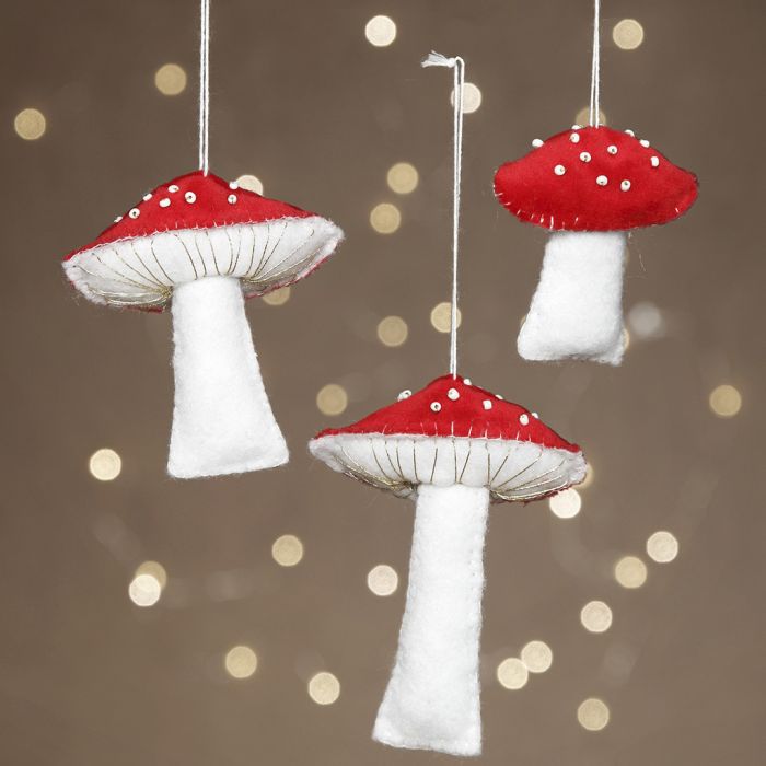 Champignons en feutre décorés de perles de rocaille