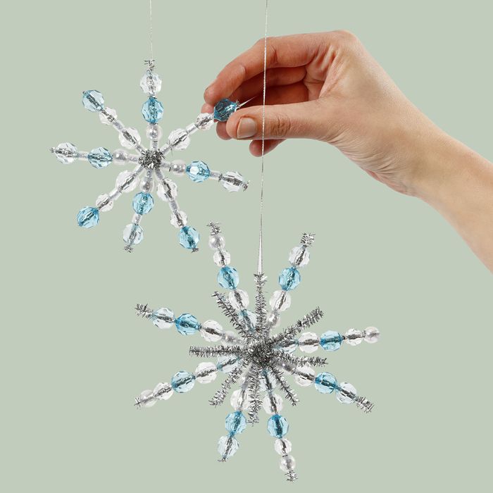 Flocons de neige en cure-pipe avec perles pour suspendre