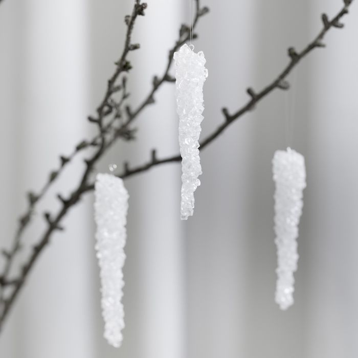 Des glaçons à suspendre réalisés avec de la base adhésive et de la neige artificielle