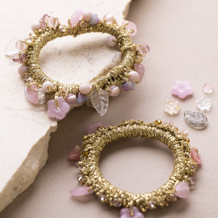 Un élastique à cheveux crocheté avec des perles