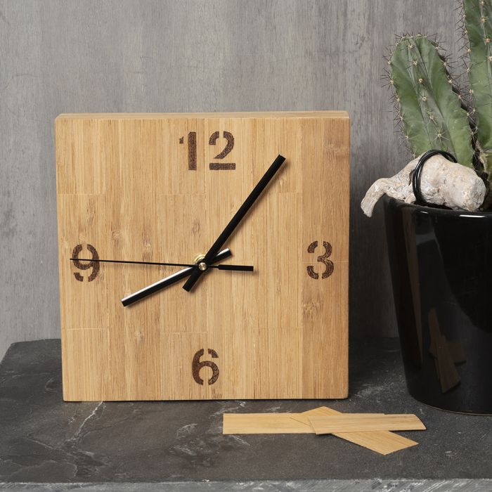 Une boîte à horloge décorée de placage de bambou.