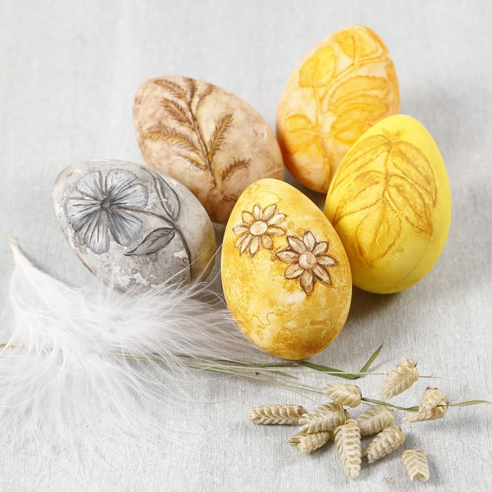 Peignez des fleurs sur des œufs décorés à l’aquarelle.