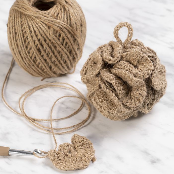 Une éponge de bain au crochet en ficelle naturelle