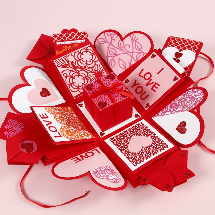 Une boîte à explosion décorée pour la Saint-Valentin
