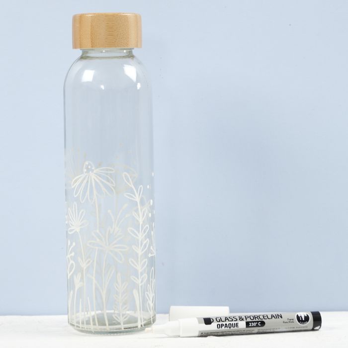Une bouteille d’eau décorée avec des marqueurs pour verre et porcelaine