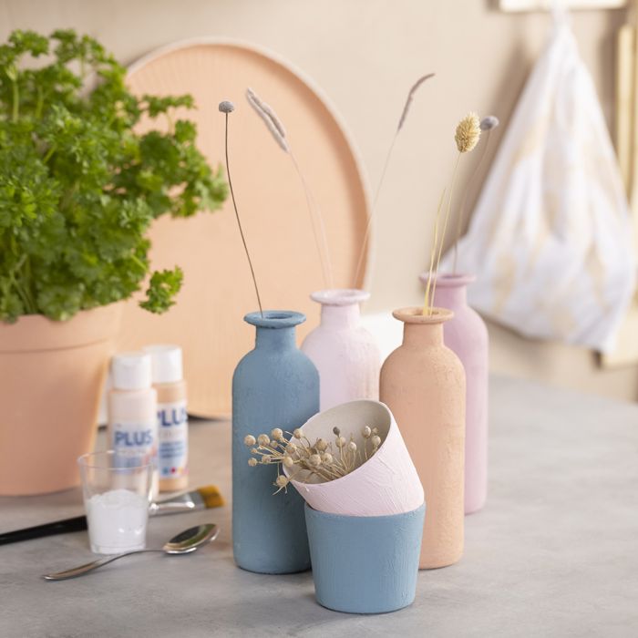 Vases, pots et plateau peints au plâtre