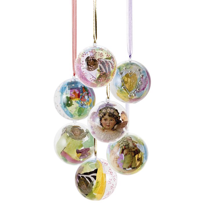 De belles boules en plastique avec une décoration à l’intérieur