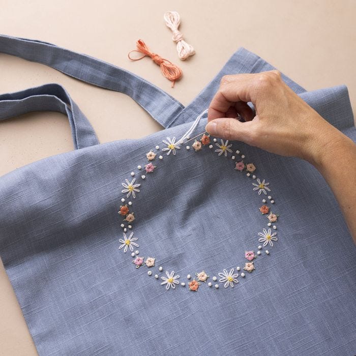 Filet en tissu décoré d'une broderie