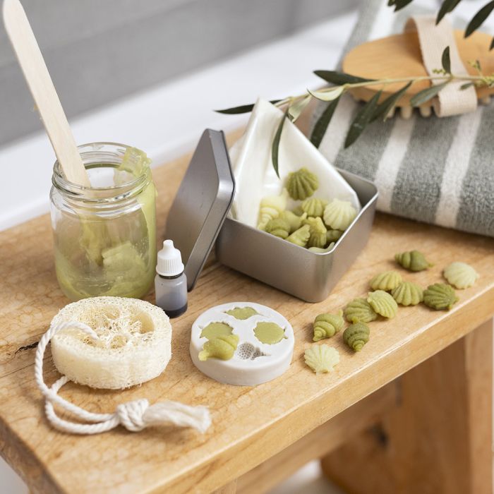 Récipient de voyage avec petits savons à l’huile d’olive et éponge de loofah