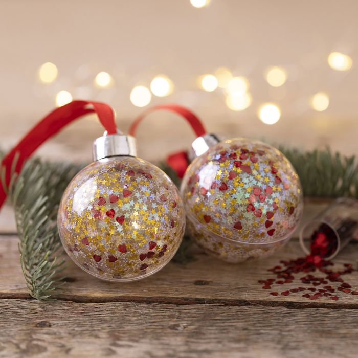 Des boules de Noël décorées de sequins