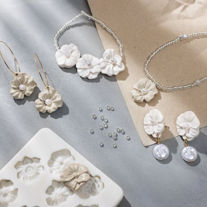 Bijoux en forme de fleurs faits en pâte à modeler pour bijoux