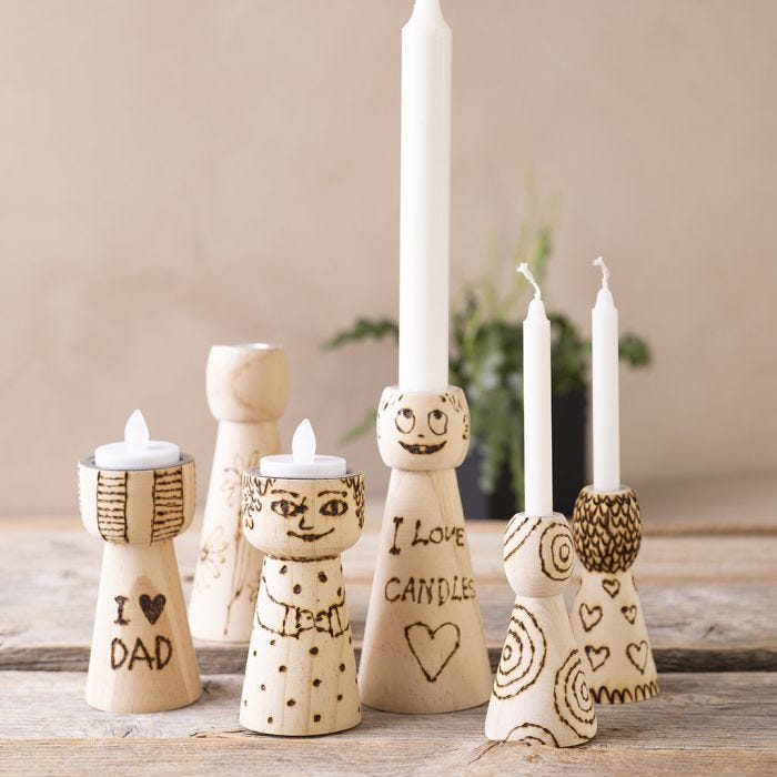 Bougeoirs en bois avec motifs pyrogravés