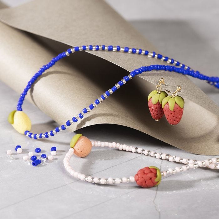Colliers et boucles d’oreilles décorés de perles en forme de fruits, en pâte polymère