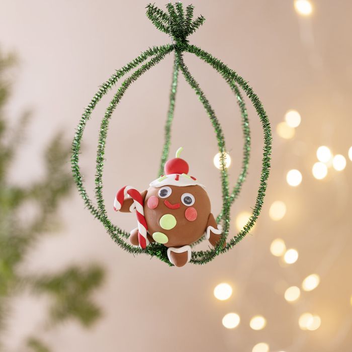 Décoration de Noël faite avec un bonhomme en pain d’épices en pâte Silk Clay®