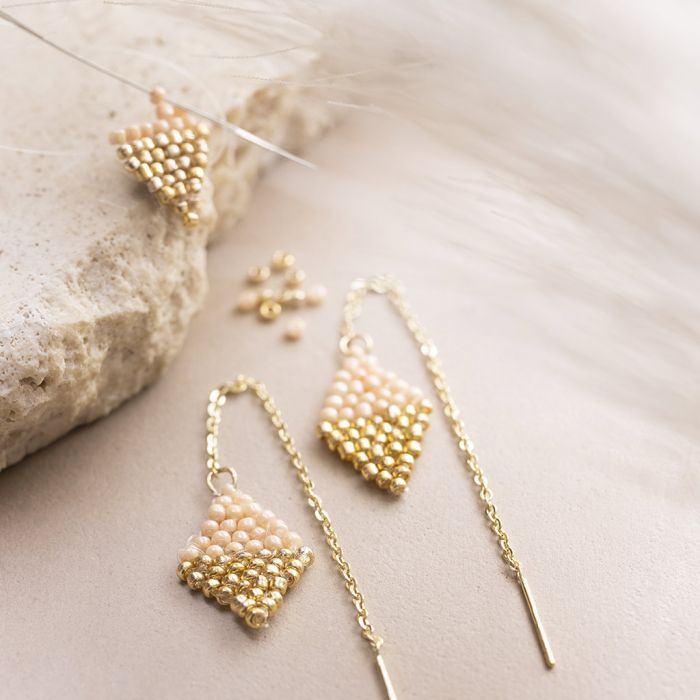 Des boucles d'oreille longues avec des pendentifs en perles de de rocaille
