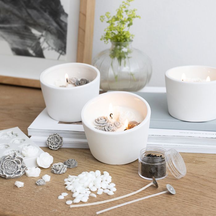 Bougie à la cire de soja avec roses dans un plat