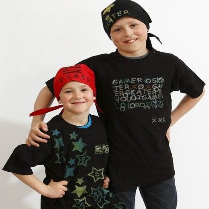 T-shirts et bandanas avec impressions de tampons.
