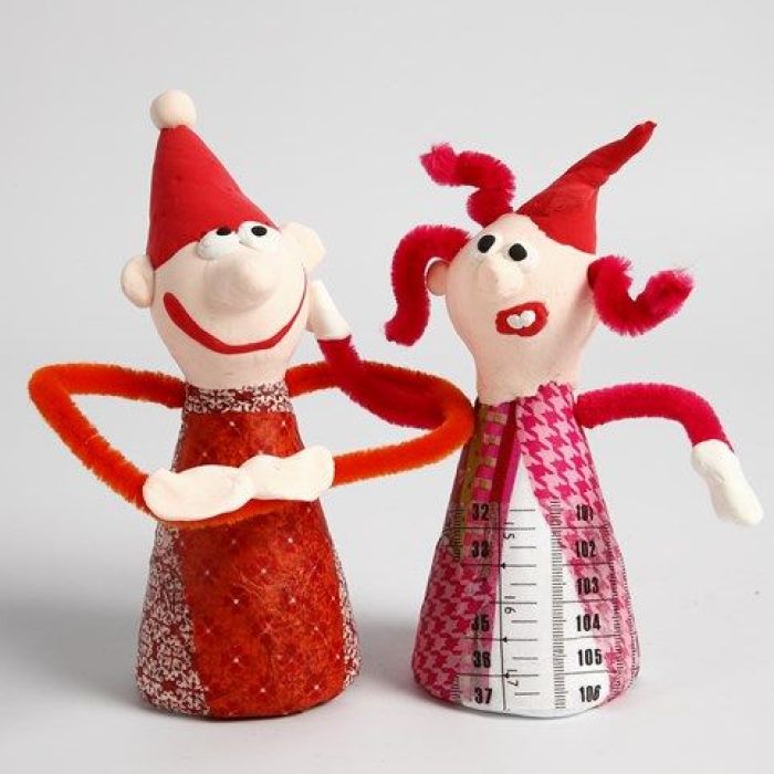 Lutins faits à partir de cônes en polystyrène, de découpages et de Silk Clay