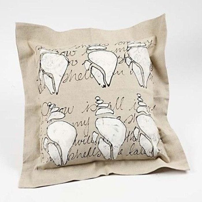 Decorative cushion with sea shells