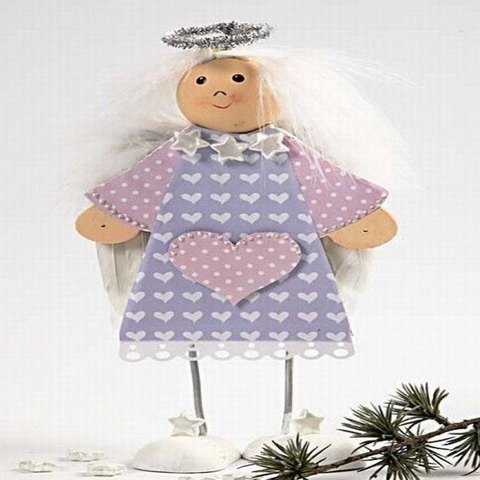 Un ange de bois avec une robe