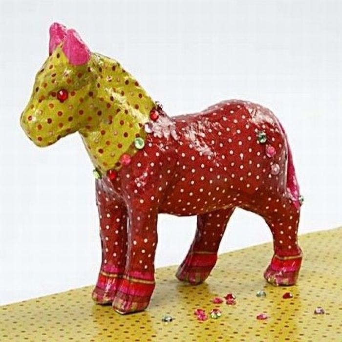 Cheval en papier mâché avec papier découpage