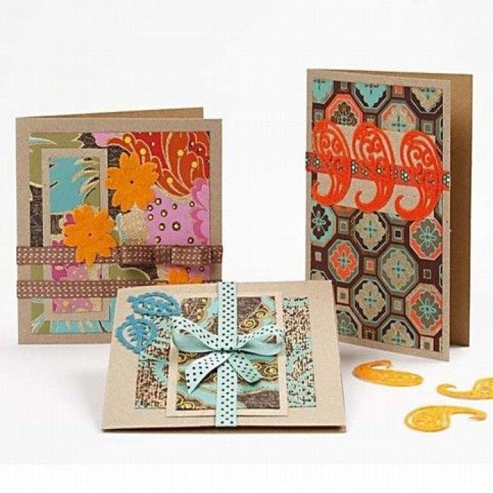 Des cartes avec du papier fait main et des autocollants de feutre