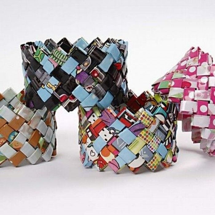 Un bracelet tissé à partir de papier cadeau