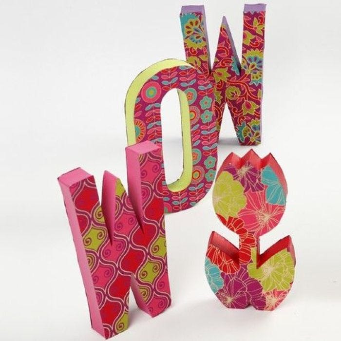 Lettres en papier-mâché avec papier fait main