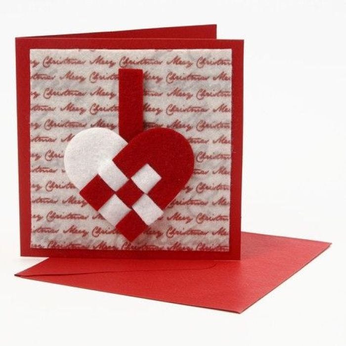 Une carte de noël avec un coeur tressé