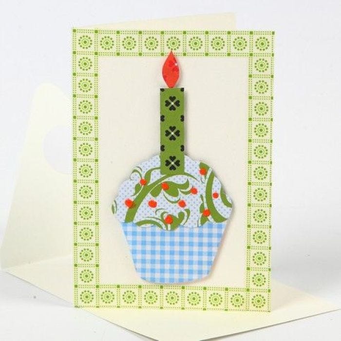 Une carte de vœux avec un cupcake.
