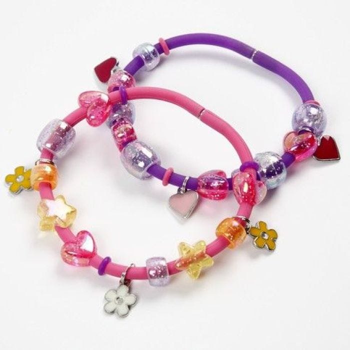 Des bracelets en silicone avec des perles en plastique et des babioles