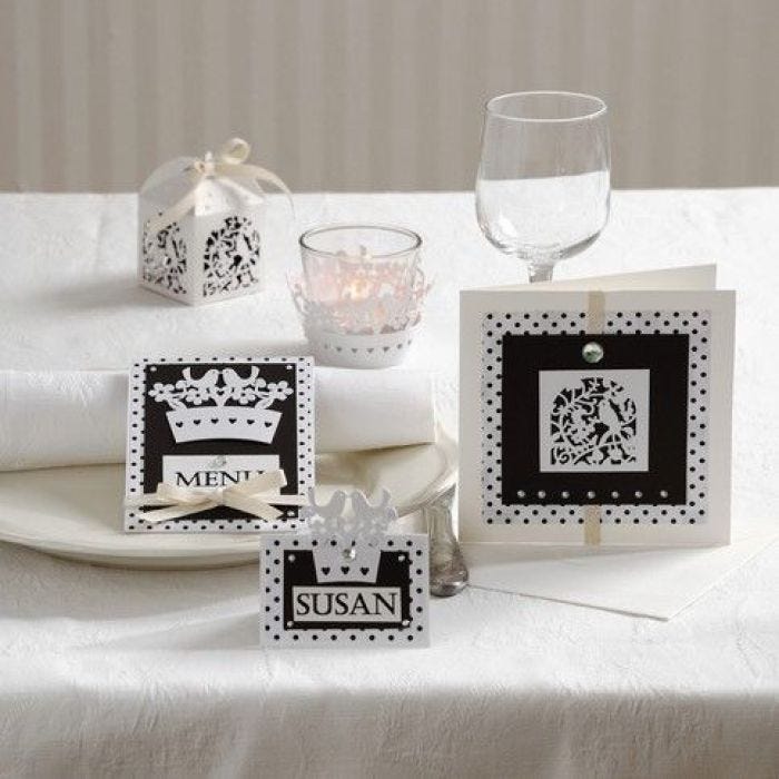 Une carte d'invitation avec des décorations en filigrane