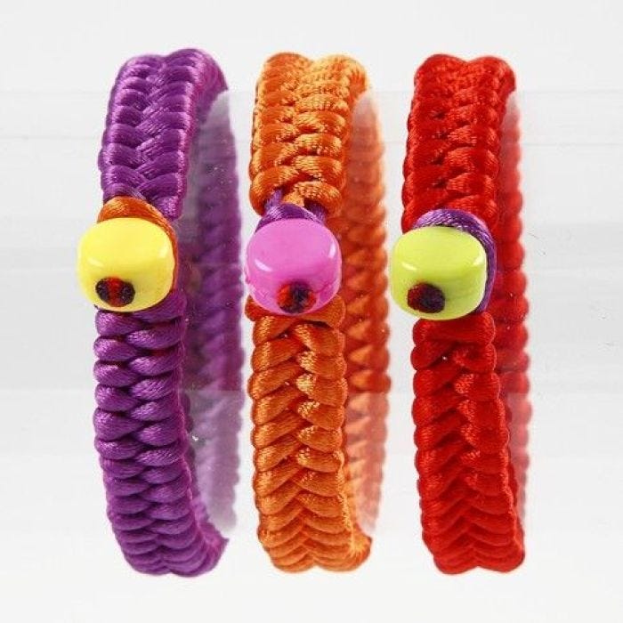 Bracelets en satin tressés avec perles en plastique