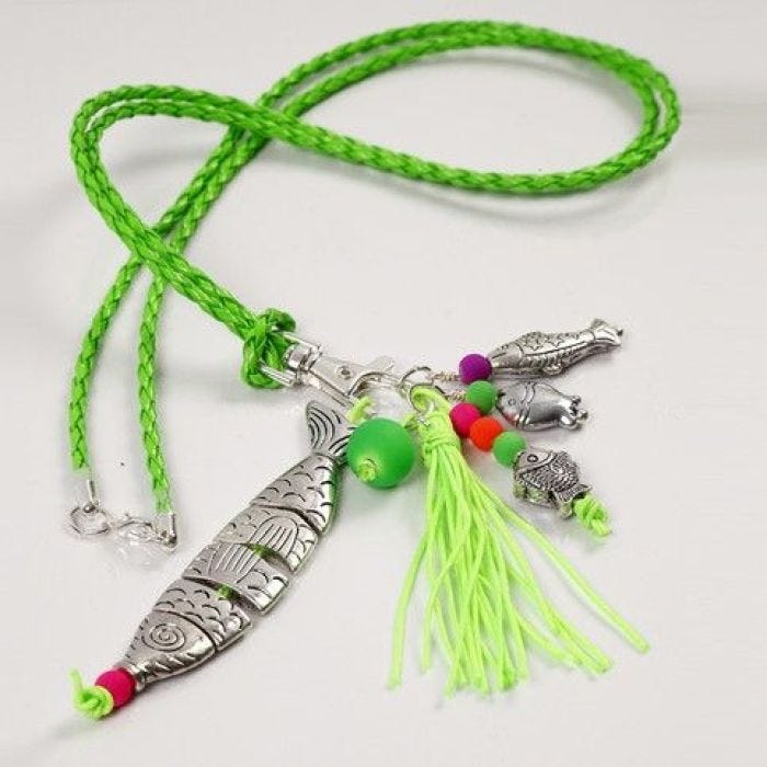 Un collier tressé fluo avec un pendentif poisson