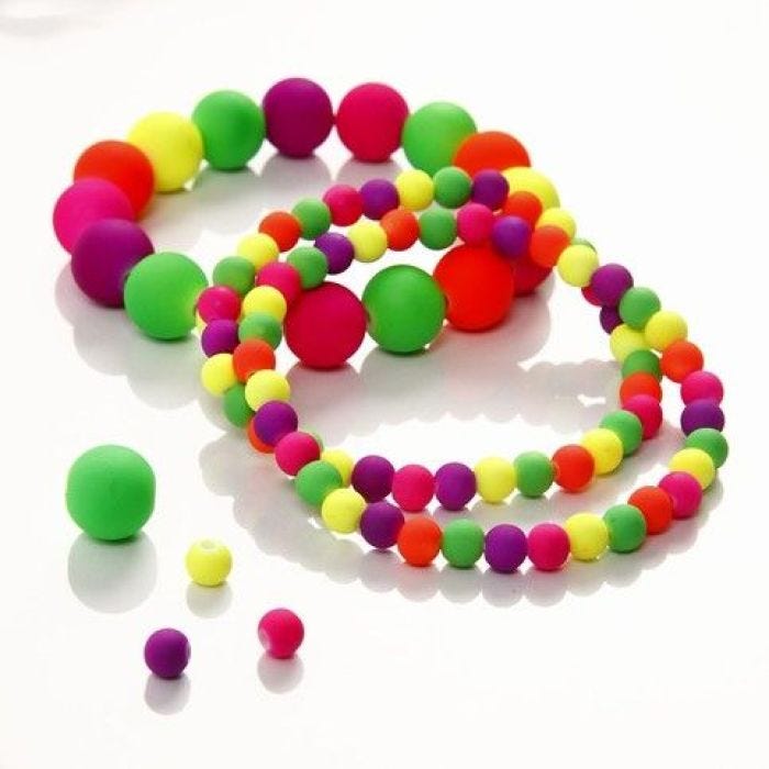 Un bracelet élastique avec des perles fluo