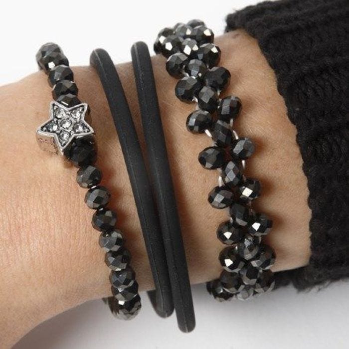 Un bracelet de perles à facettes - décoré d'un ornement mode