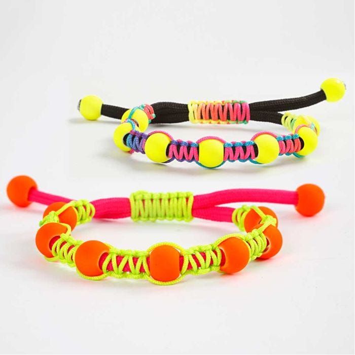 Un bracelet tressé avec un noeud ajustable fait avec de la corde pour macramé et des perles