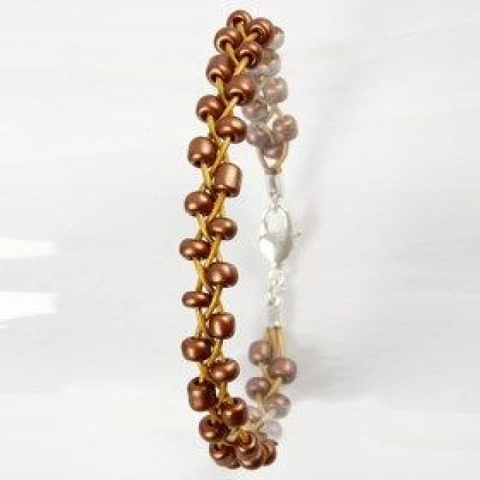 Un bracelet tressé avec cordes en cuir et perles de Rocaille