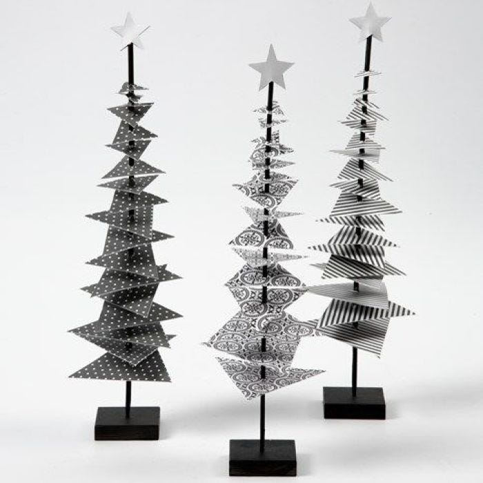 Un arbre de noël fabriqué avec du papier design sur un bâton avec un support