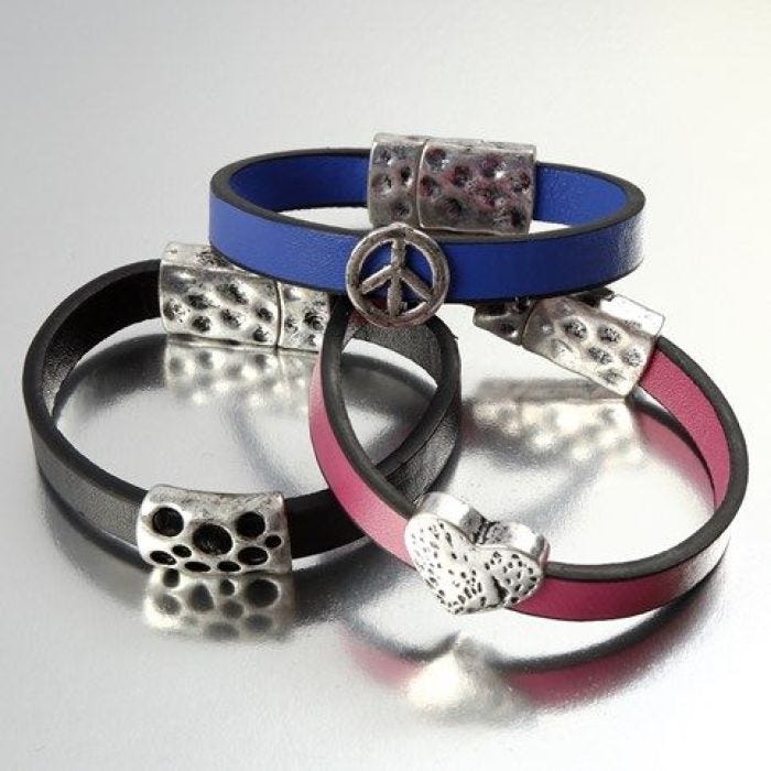 Un bracelet en cuir plat avec une perle d'espacement et un fermoir magnétique