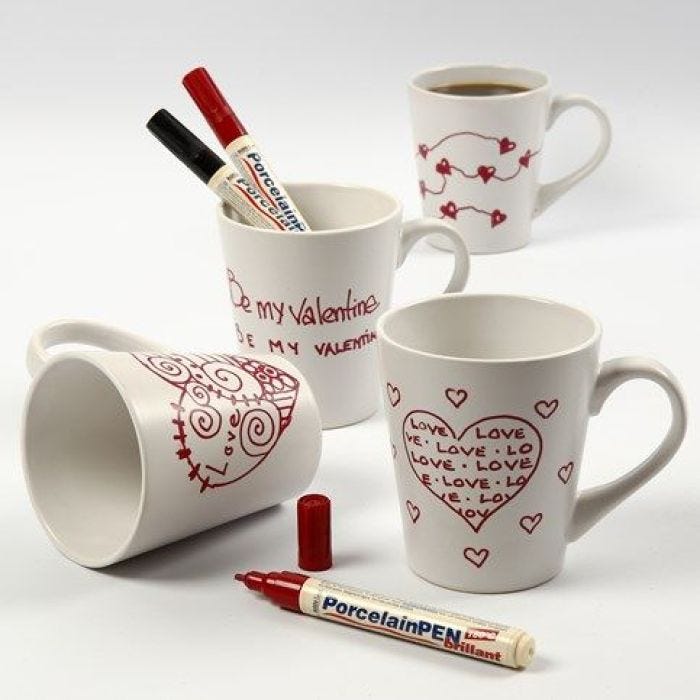 Un mug en porcelaine avec coeurs