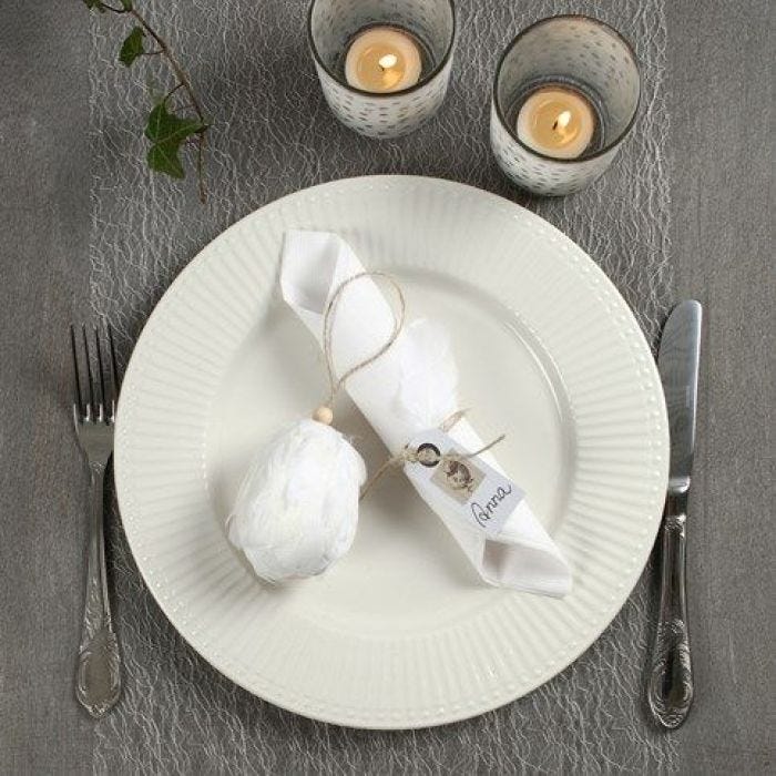 Décoration de table de Pâques avec des couleurs naturelles et du blanc