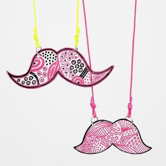 Un pendentif moustache fait à partir de plastique thermo-rétractable décoré au marqueur