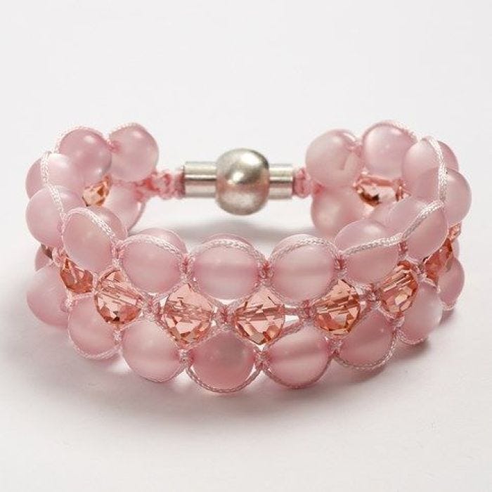 Un bracelet tressé fait à partir de perles en résine et en cristal