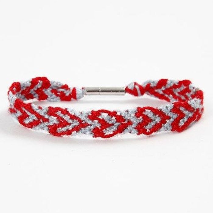 Un bracelet d'amitié avec coeurs fait avec du fil à broder