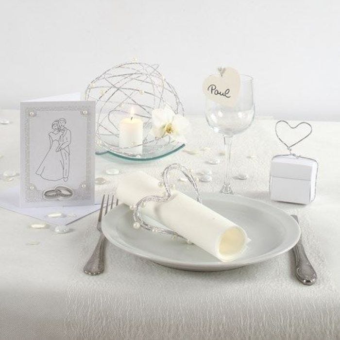 Une invitation et une décoration de table pour un mariage en blanc